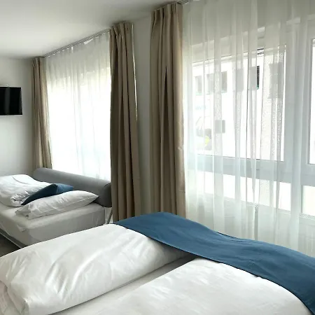 Hotel 83